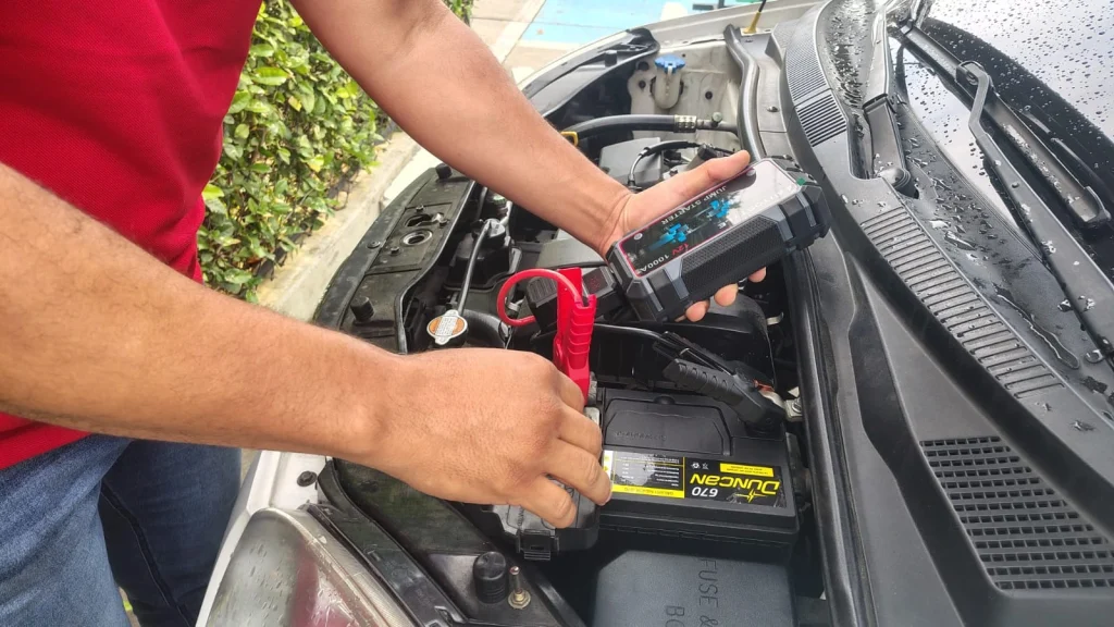 cómo desinstalar la batería de un auto