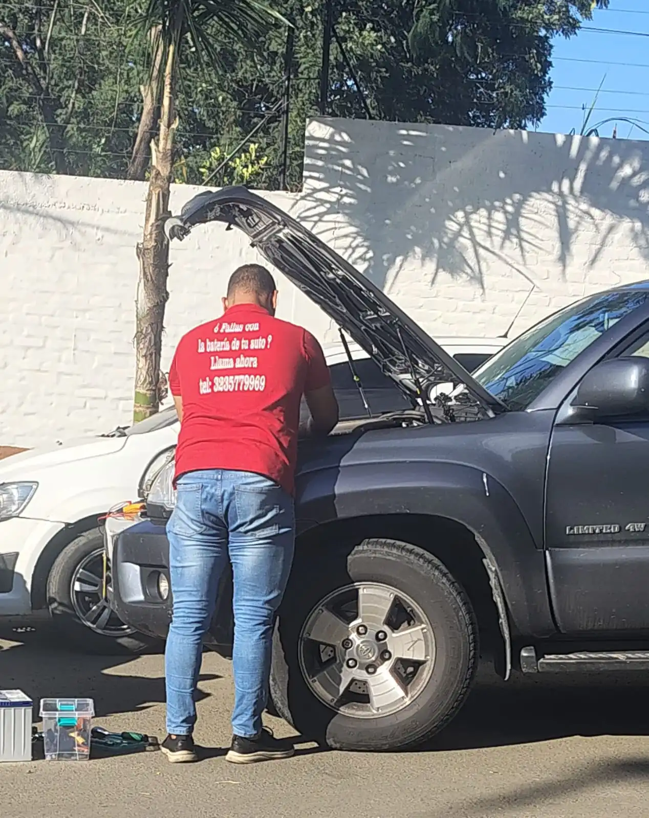 Técnico instalando baterías para taxis y plataformas en Cali